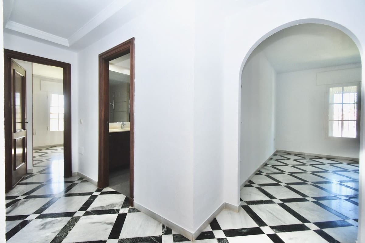 5 bedroom Villa for sale in La Cala de Mijas with pool garage - € 1,230,000 (Ref: 10021764)