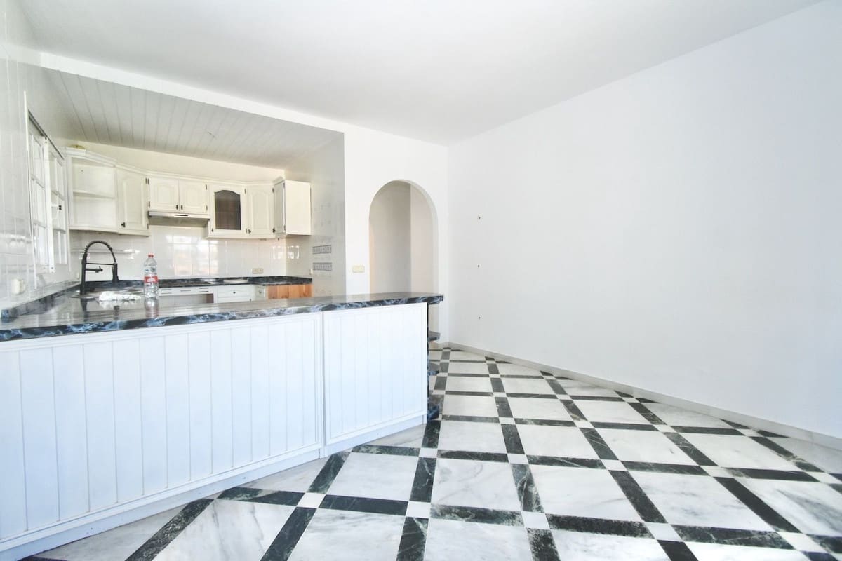 5 bedroom Villa for sale in La Cala de Mijas with pool garage - € 1,230,000 (Ref: 10021764)
