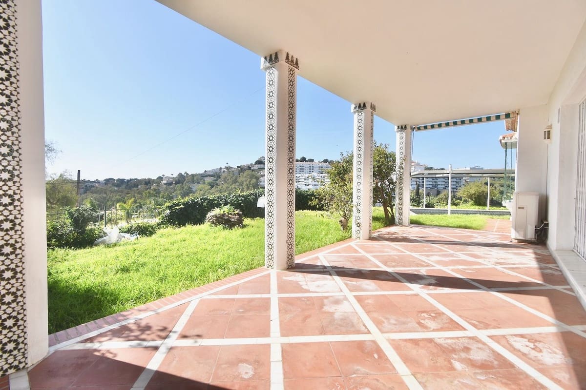 5 bedroom Villa for sale in La Cala de Mijas with pool garage - € 1,230,000 (Ref: 10021764)