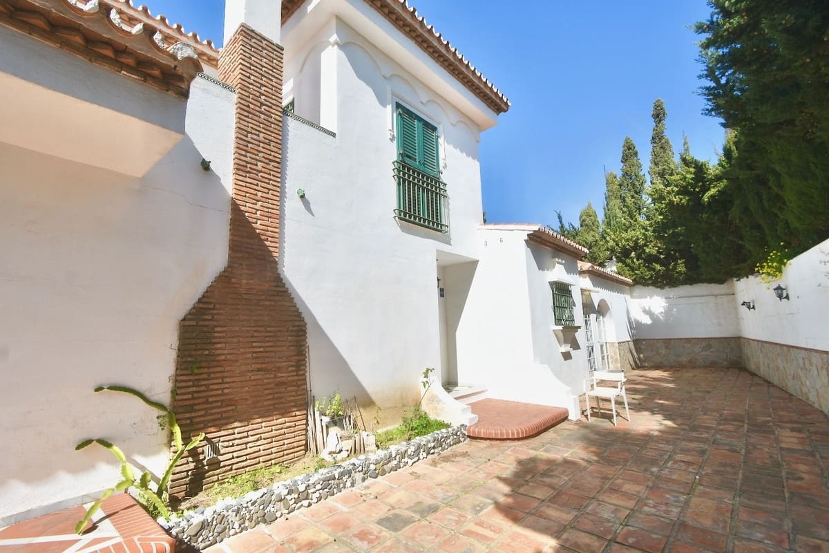 5 bedroom Villa for sale in La Cala de Mijas with pool garage - € 1,230,000 (Ref: 10021764)