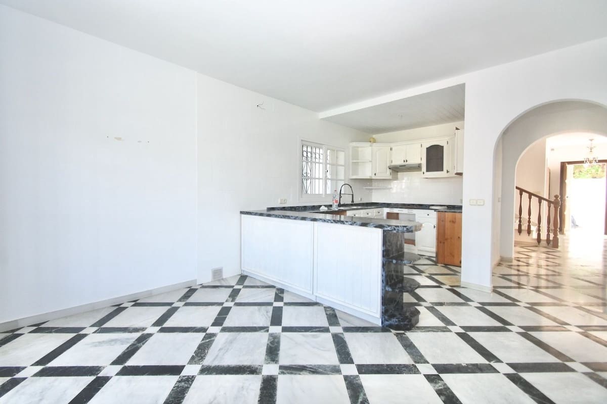 5 bedroom Villa for sale in La Cala de Mijas with pool garage - € 1,230,000 (Ref: 10021764)