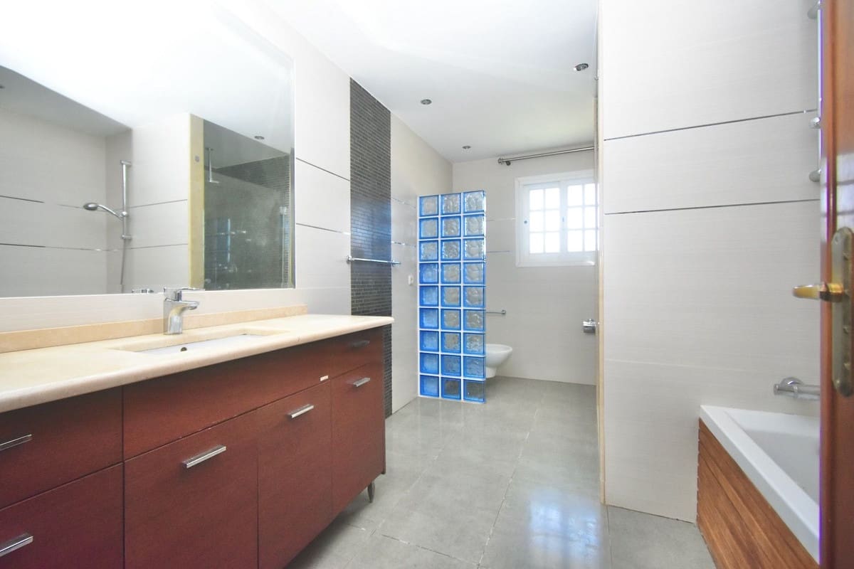 5 bedroom Villa for sale in La Cala de Mijas with pool garage - € 1,230,000 (Ref: 10021764)