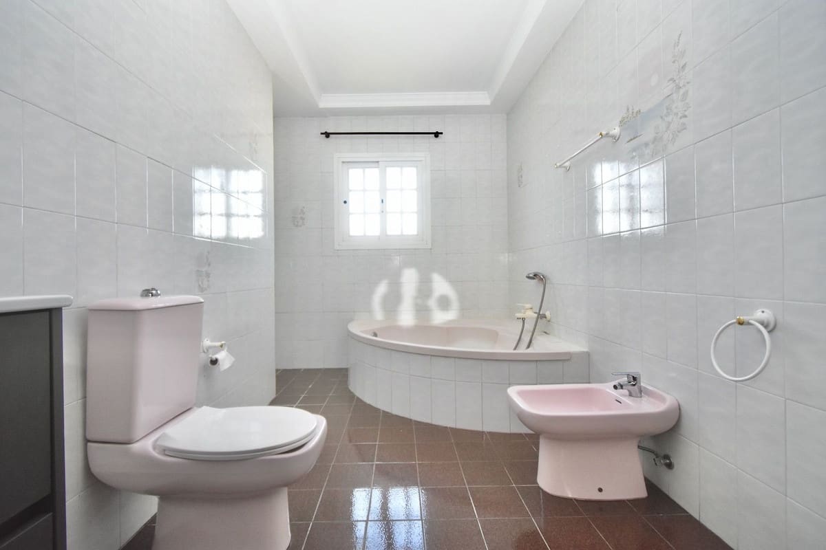 5 bedroom Villa for sale in La Cala de Mijas with pool garage - € 1,230,000 (Ref: 10021764)