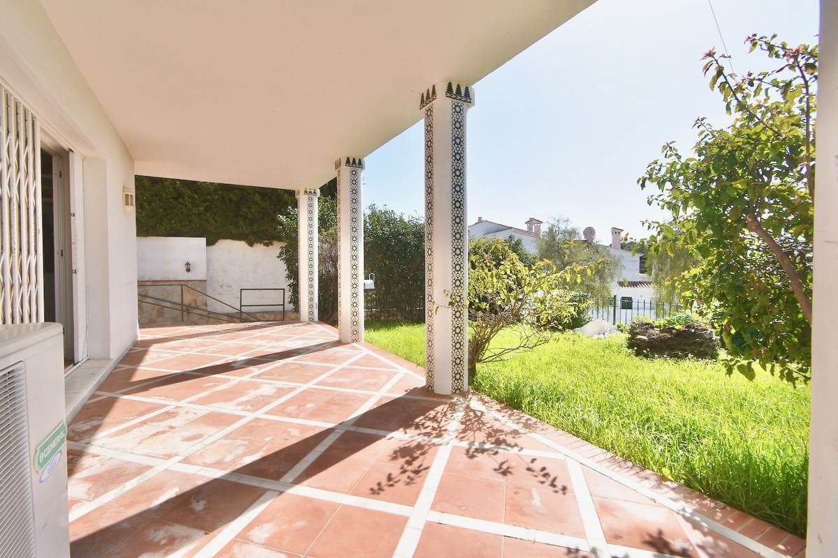 5 bedroom Villa for sale in La Cala de Mijas with pool garage - € 1,230,000 (Ref: 10021764)