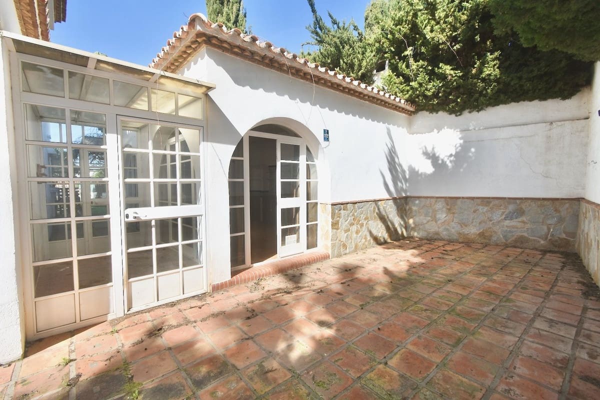 5 bedroom Villa for sale in La Cala de Mijas with pool garage - € 1,230,000 (Ref: 10021764)