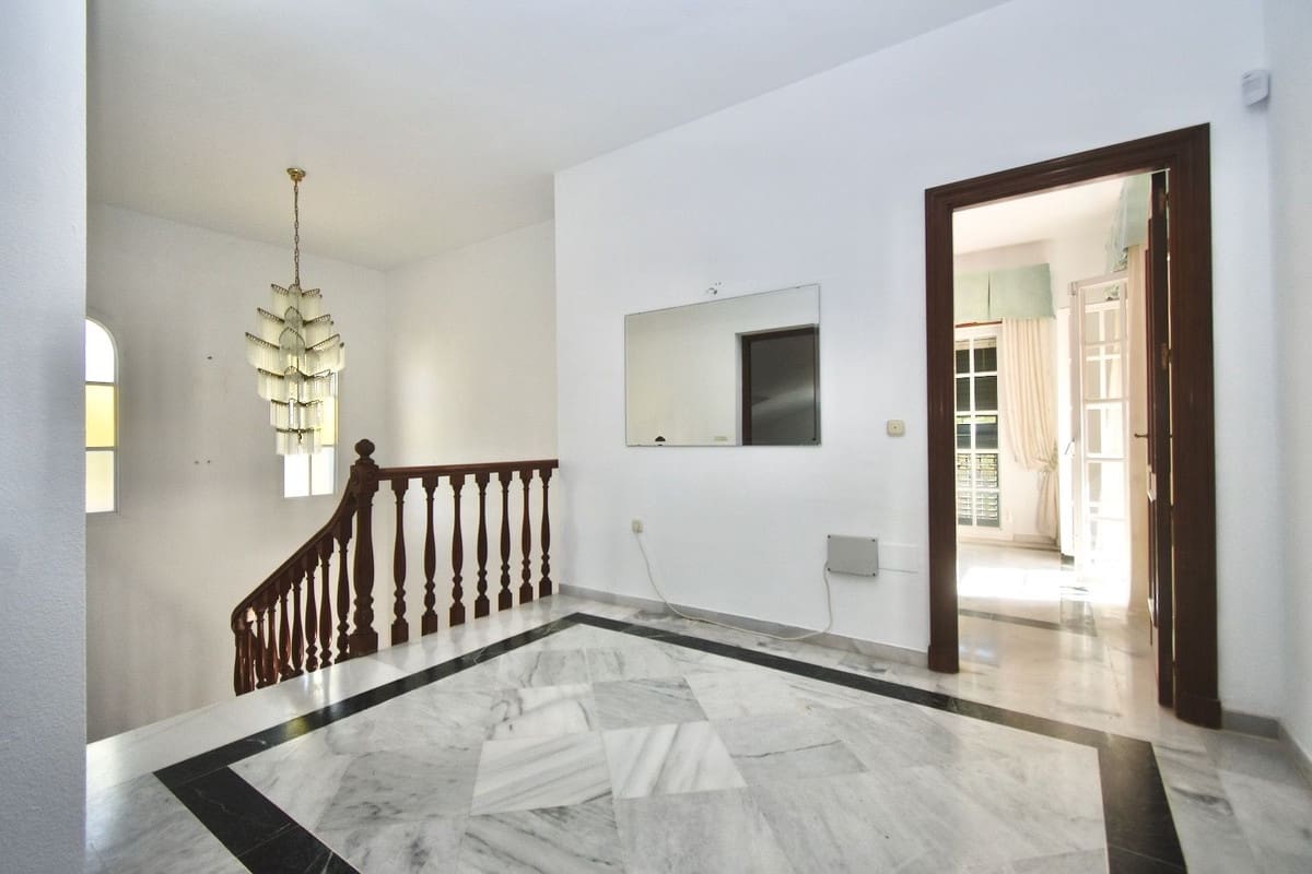 5 bedroom Villa for sale in La Cala de Mijas with pool garage - € 1,230,000 (Ref: 10021764)