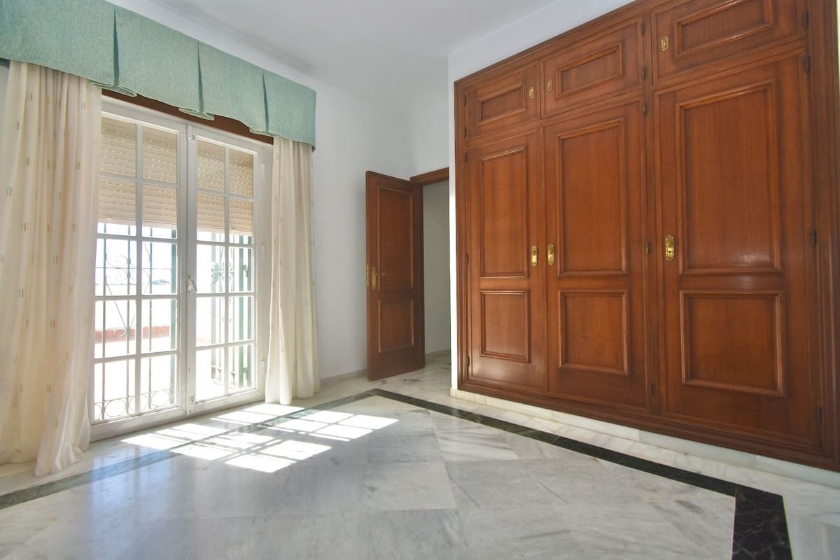 5 bedroom Villa for sale in La Cala de Mijas with pool garage - € 1,230,000 (Ref: 10021764)