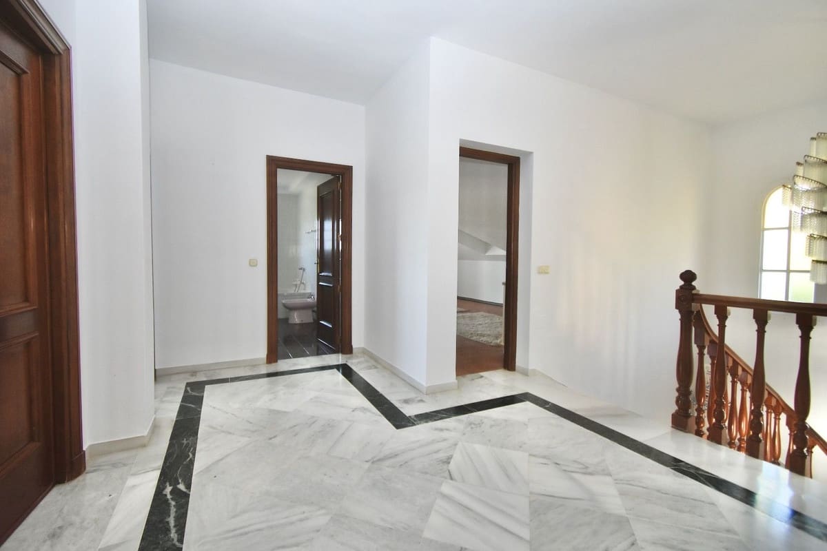 5 bedroom Villa for sale in La Cala de Mijas with pool garage - € 1,230,000 (Ref: 10021764)