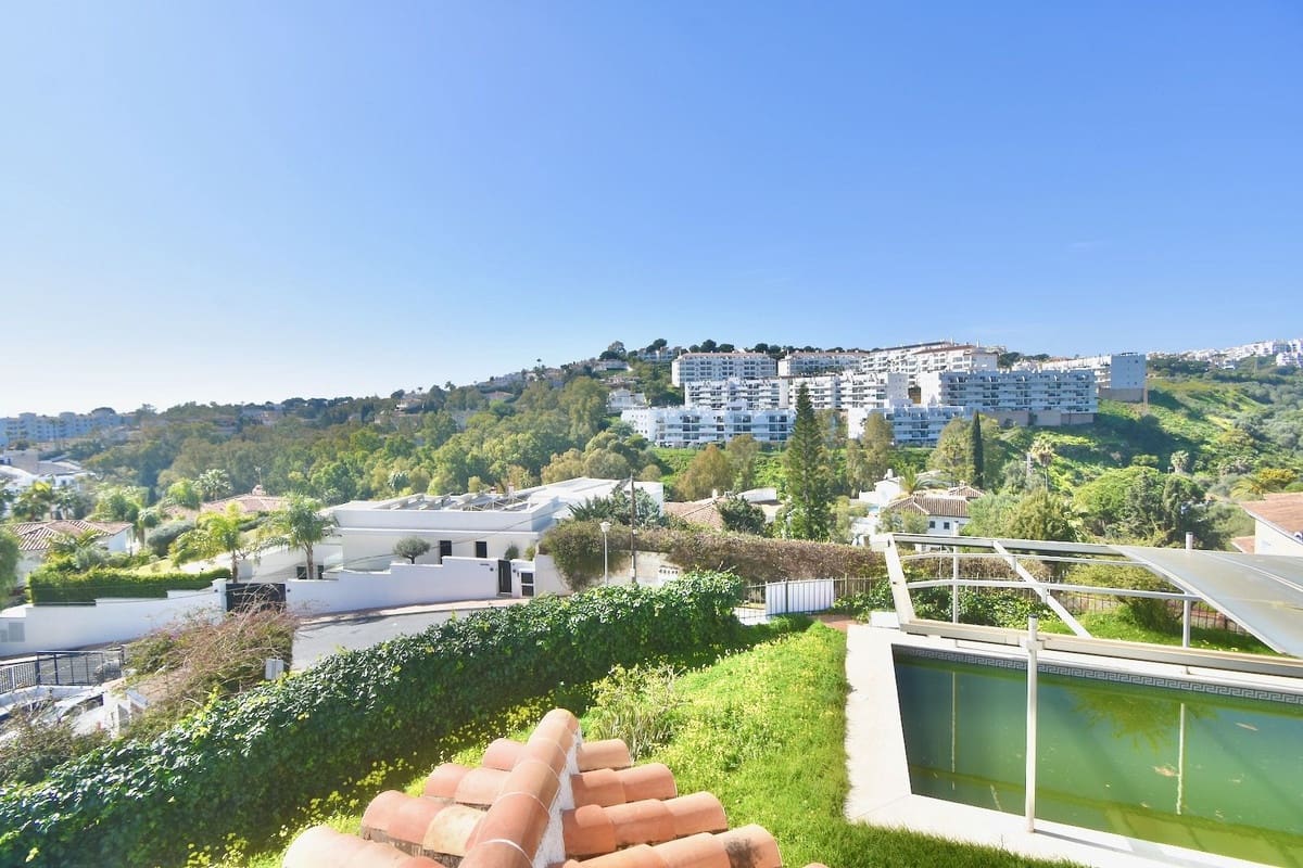 5 bedroom Villa for sale in La Cala de Mijas with pool garage - € 1,230,000 (Ref: 10021764)
