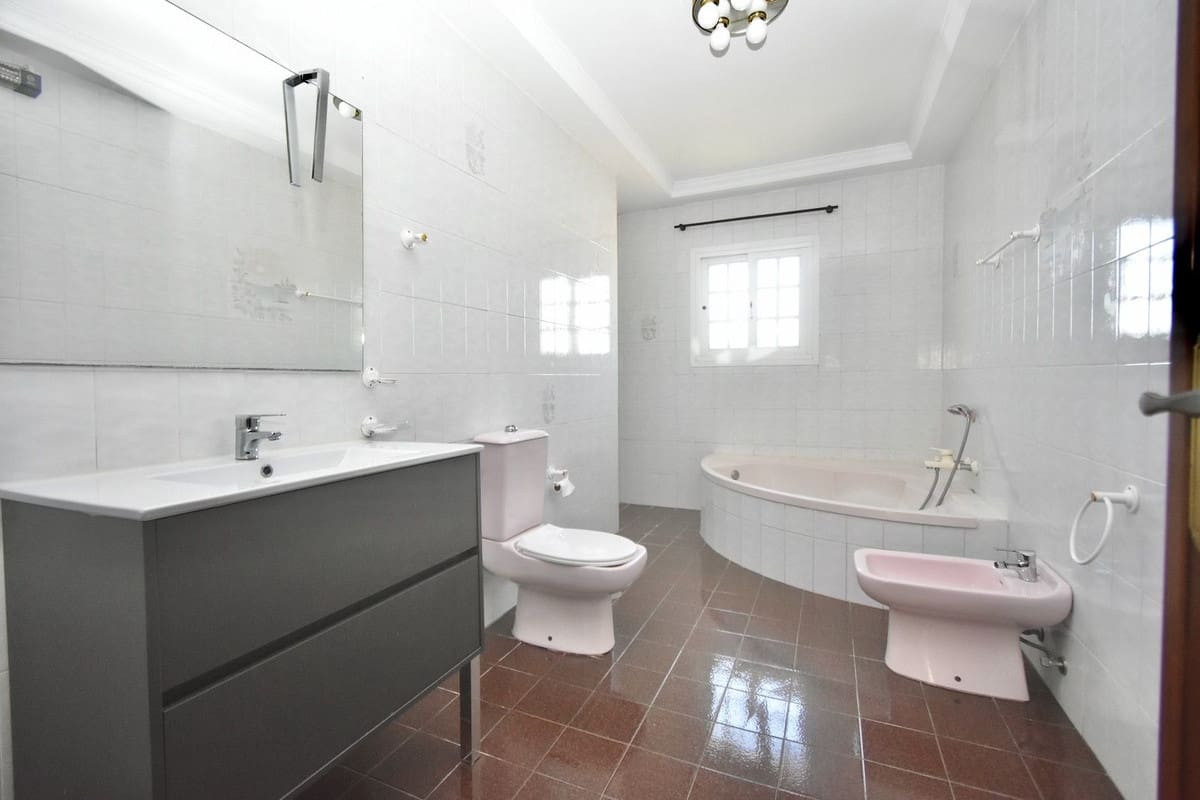 5 bedroom Villa for sale in La Cala de Mijas with pool garage - € 1,230,000 (Ref: 10021764)