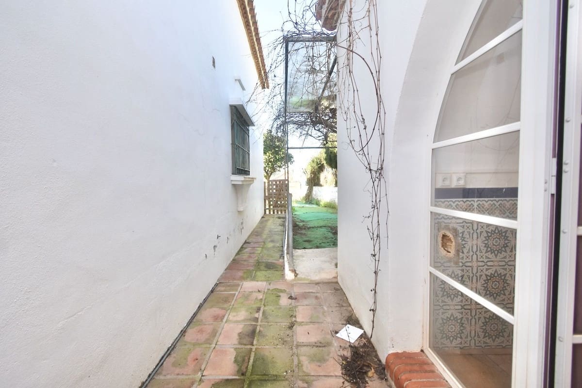 5 bedroom Villa for sale in La Cala de Mijas with pool garage - € 1,230,000 (Ref: 10021764)