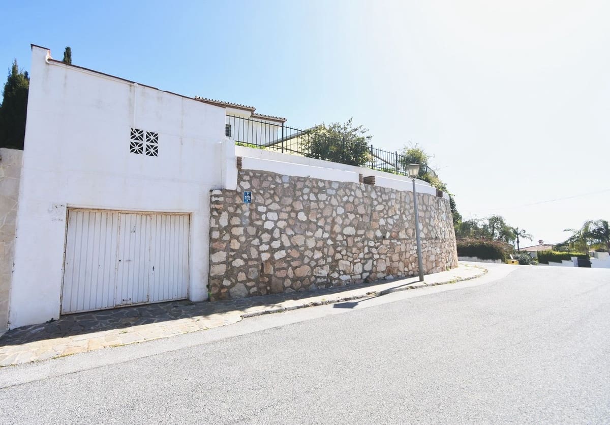 5 bedroom Villa for sale in La Cala de Mijas with pool garage - € 1,230,000 (Ref: 10021764)