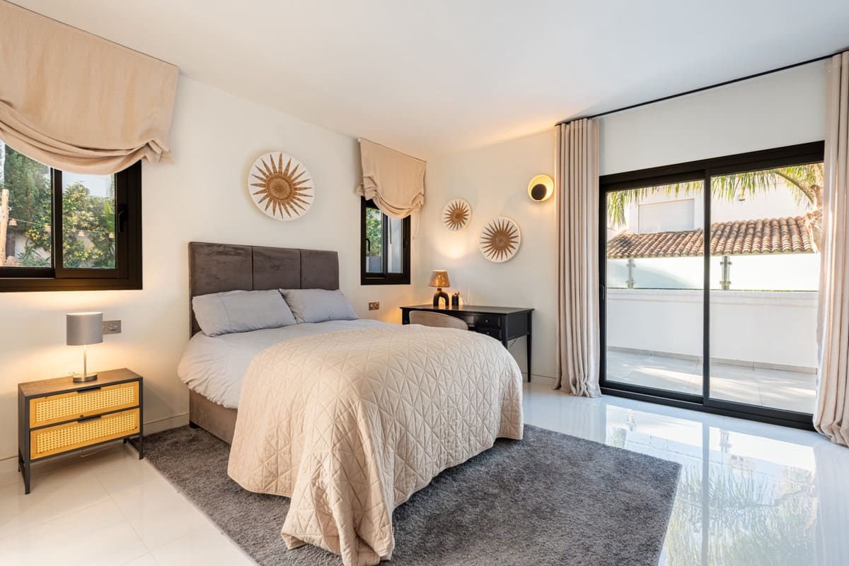 4 bedroom Villa for sale in La Cala Golf with pool - € 2,395,000 (Ref: 10021767)