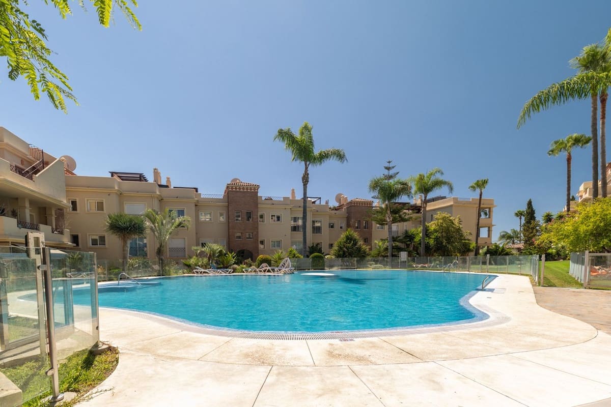 2 sovrum Lägenhet till salu i Benahavis med pool - 490 000 € (Ref: 10024709)
