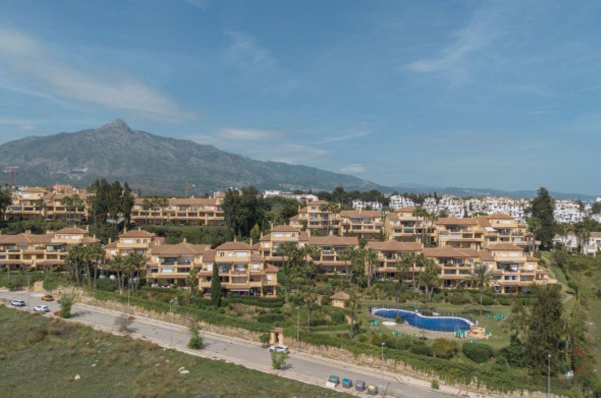 3 soverom Leilighet til salgs i Nueva Andalucia med svømmebasseng garasje - € 955 000 (Ref: 10024715)