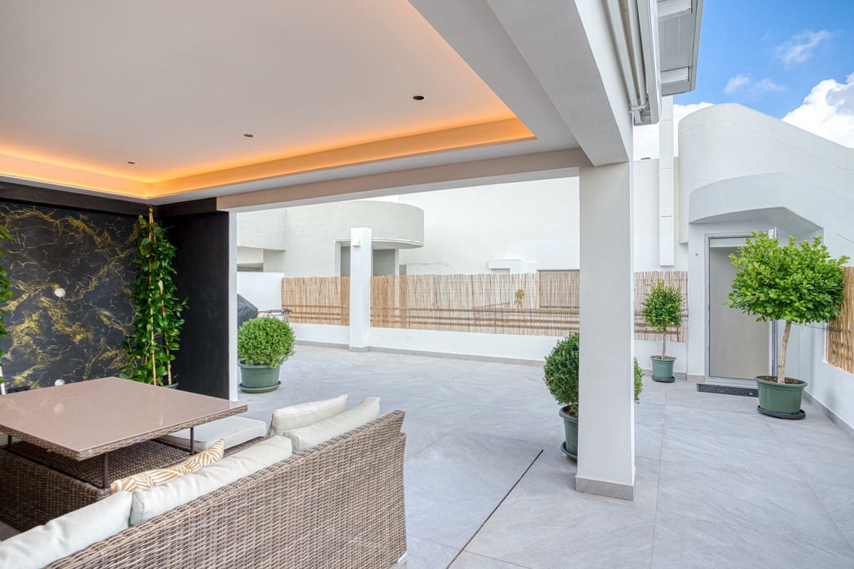 2 sovrum Lägenhet till salu i La Cala Golf med pool - 950 000 € (Ref: 10031465)
