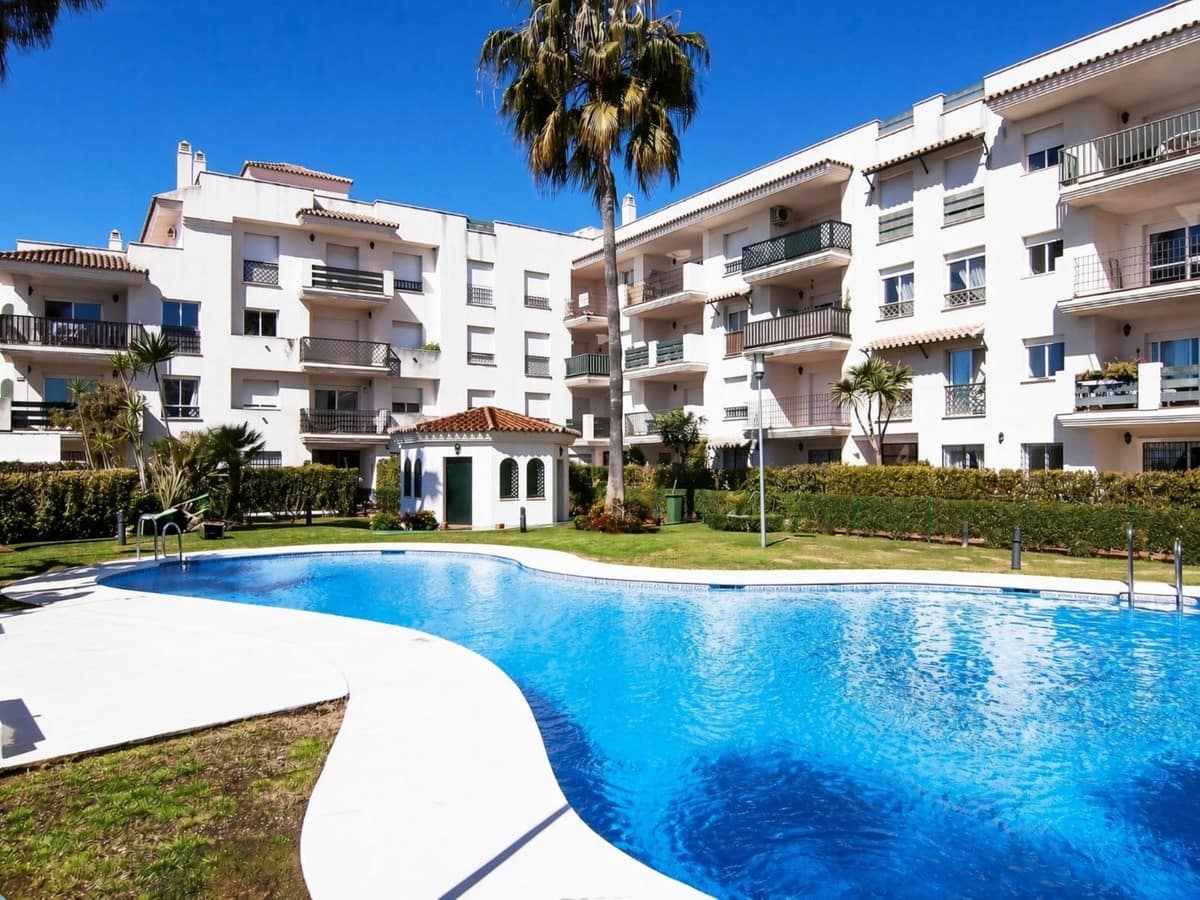2 soverom Leilighet til salgs i Nueva Andalucia med svømmebasseng garasje - € 475 000 (Ref: 10034659)