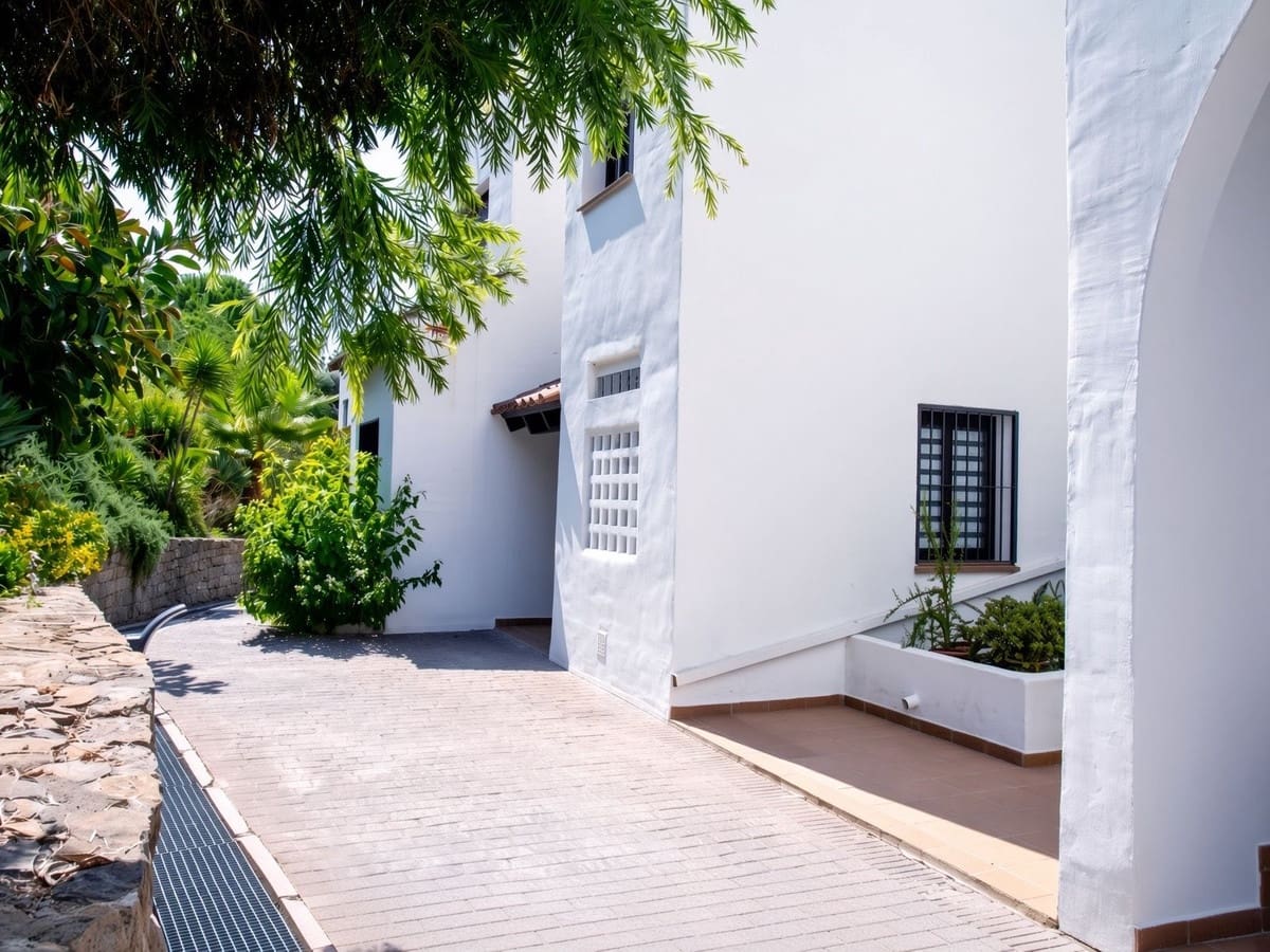 2 Zimmer Apartment zu verkaufen in Bahia de Casares mit Pool Garage - 557.000 € (Ref: 10034668)