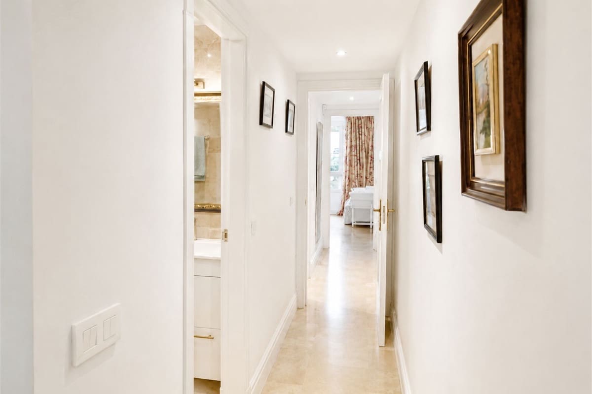 Apartamento de 2 habitaciones en Marbella en venta con piscina garaje - 899.000 € (Ref: 10034671)