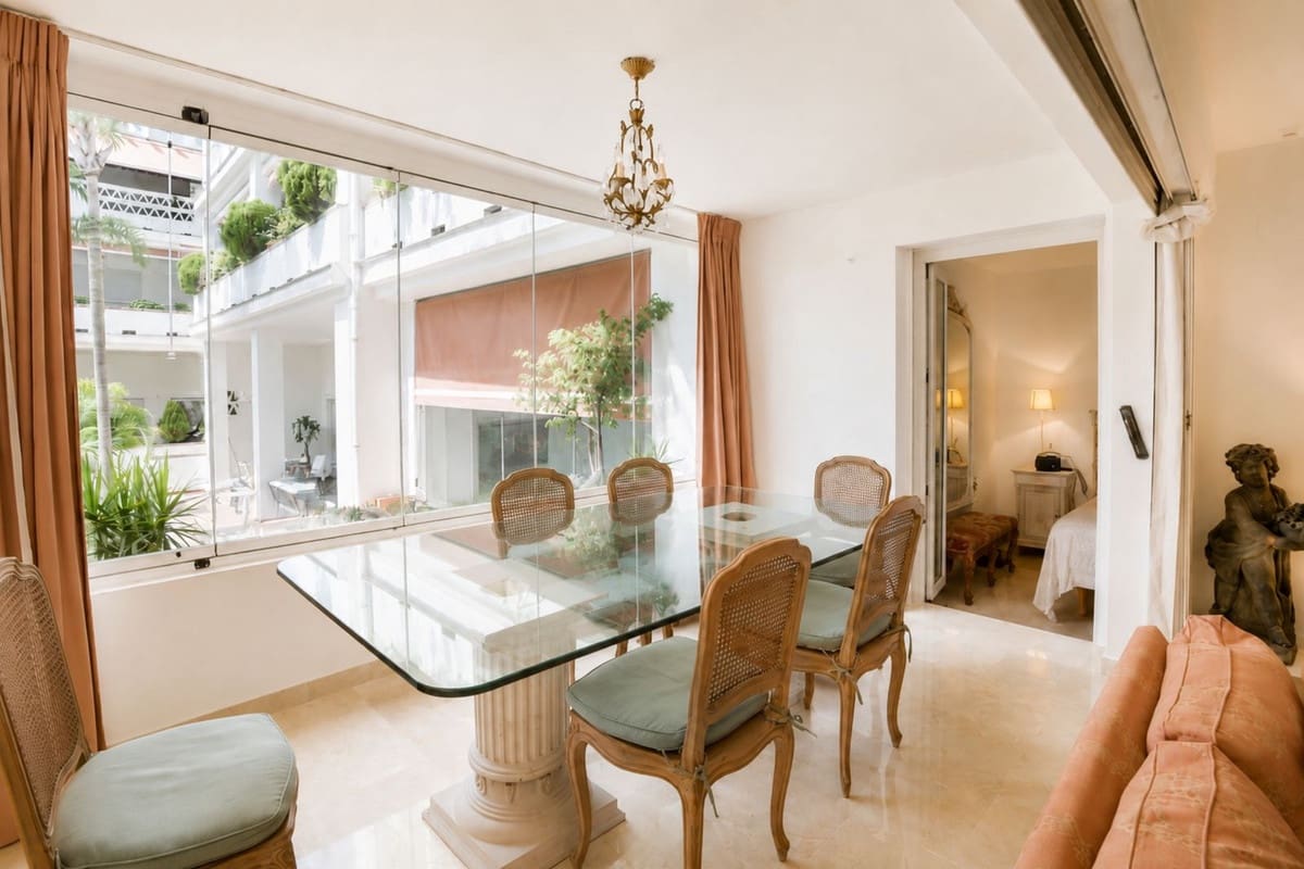 Apartamento de 2 habitaciones en Marbella en venta con piscina garaje - 899.000 € (Ref: 10034671)
