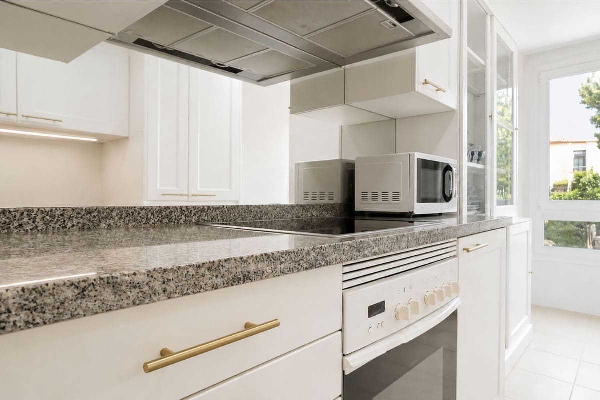Apartamento de 2 habitaciones en Marbella en venta con piscina garaje - 899.000 € (Ref: 10034671)