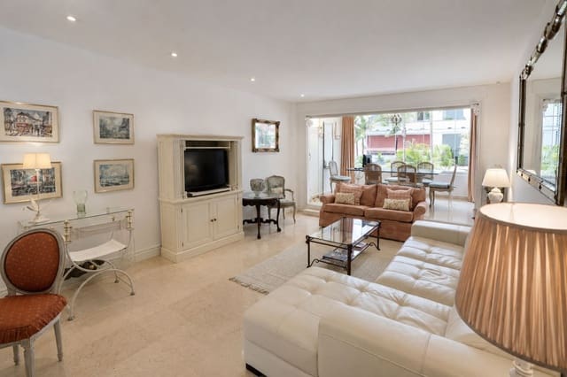 Apartamento de 2 habitaciones en Marbella en venta con piscina garaje - 899.000 € (Ref: 10034671)