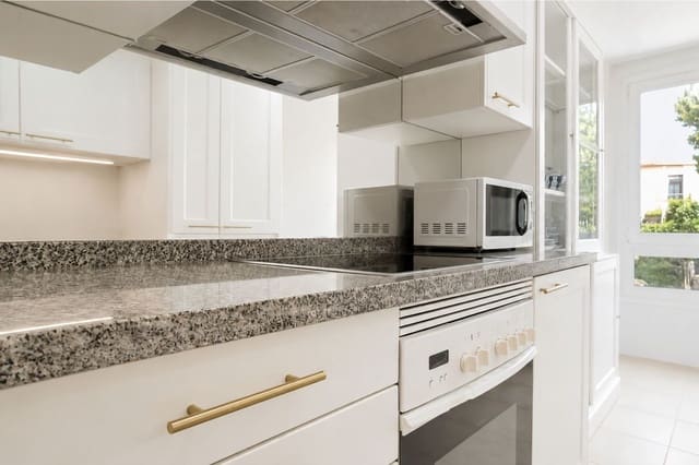 Apartamento de 2 habitaciones en Marbella en venta con piscina garaje - 899.000 € (Ref: 10034671)