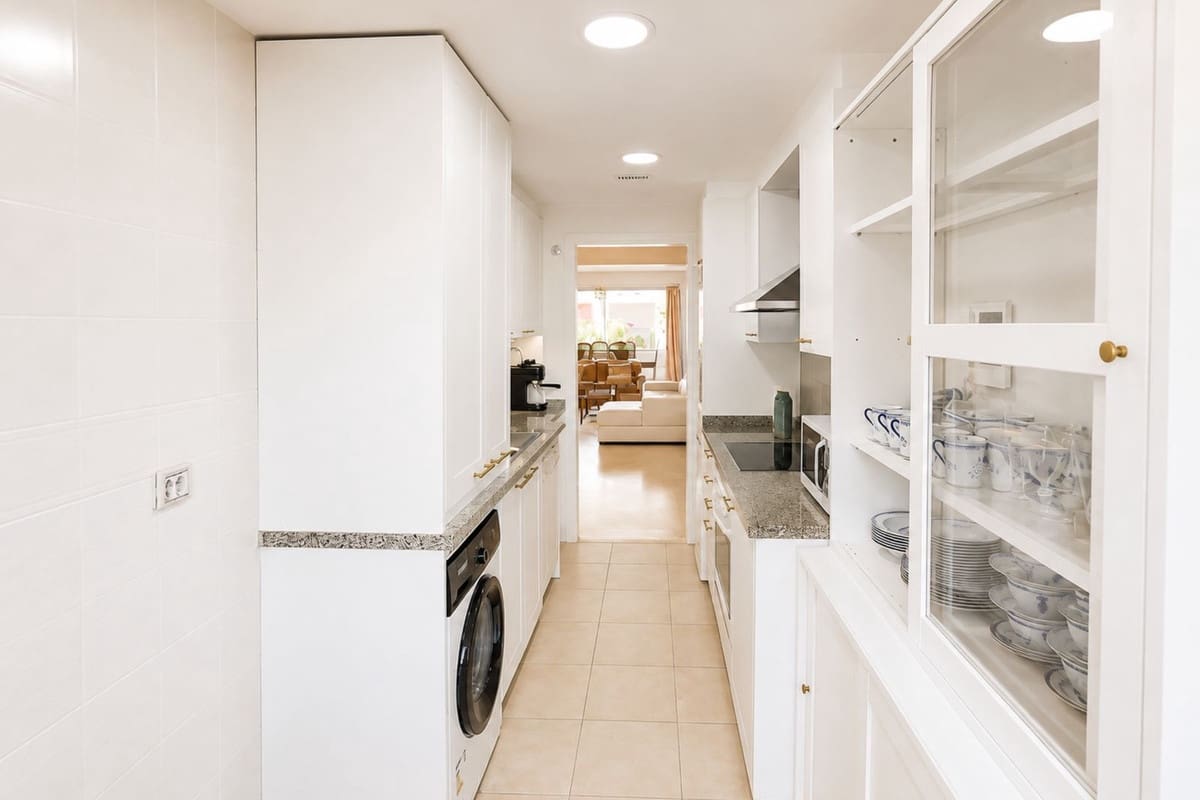 Apartamento de 2 habitaciones en Marbella en venta con piscina garaje - 899.000 € (Ref: 10034671)