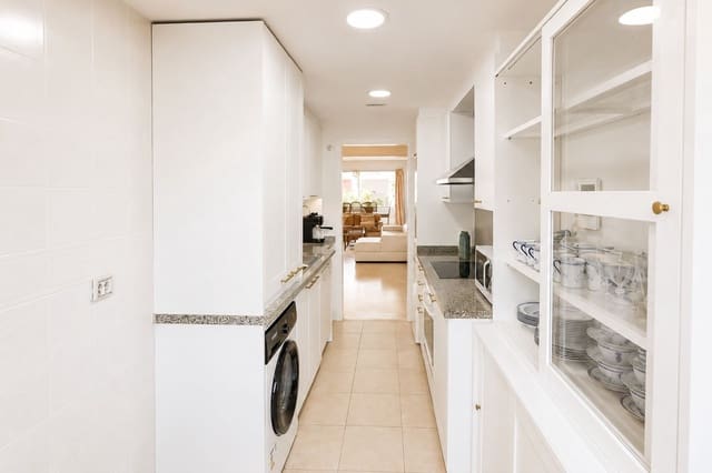 Apartamento de 2 habitaciones en Marbella en venta con piscina garaje - 899.000 € (Ref: 10034671)