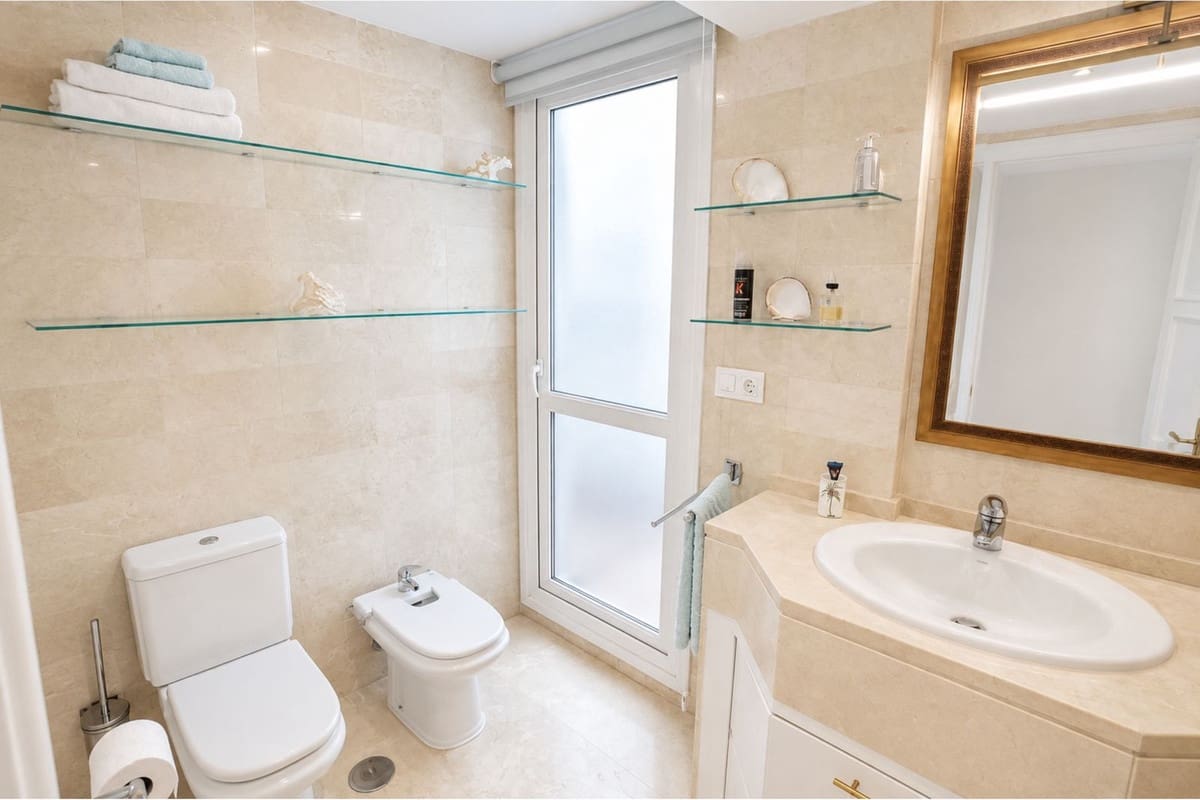Apartamento de 2 habitaciones en Marbella en venta con piscina garaje - 899.000 € (Ref: 10034671)