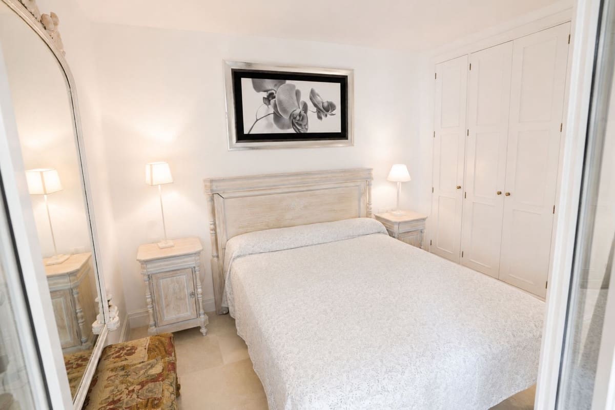 Apartamento de 2 habitaciones en Marbella en venta con piscina garaje - 899.000 € (Ref: 10034671)