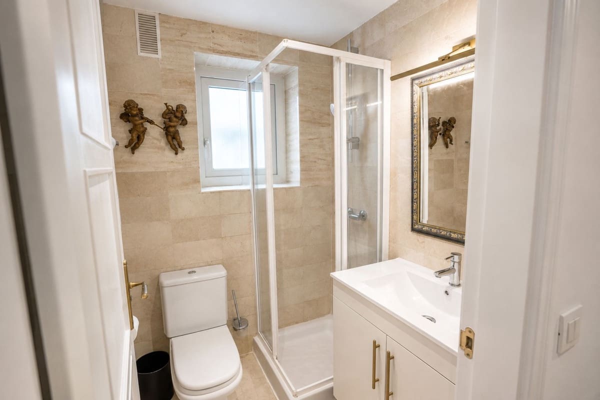 Apartamento de 2 habitaciones en Marbella en venta con piscina garaje - 899.000 € (Ref: 10034671)