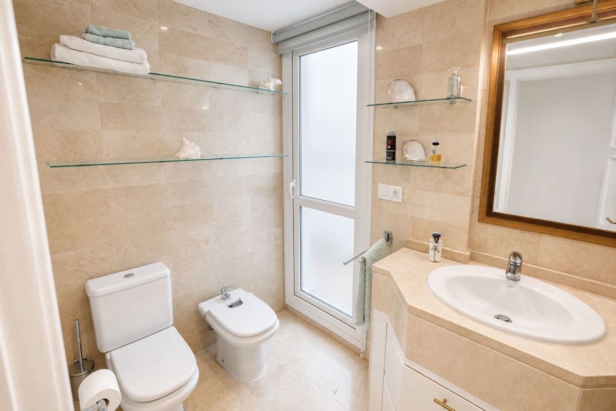 Apartamento de 2 habitaciones en Marbella en venta con piscina garaje - 899.000 € (Ref: 10034671)