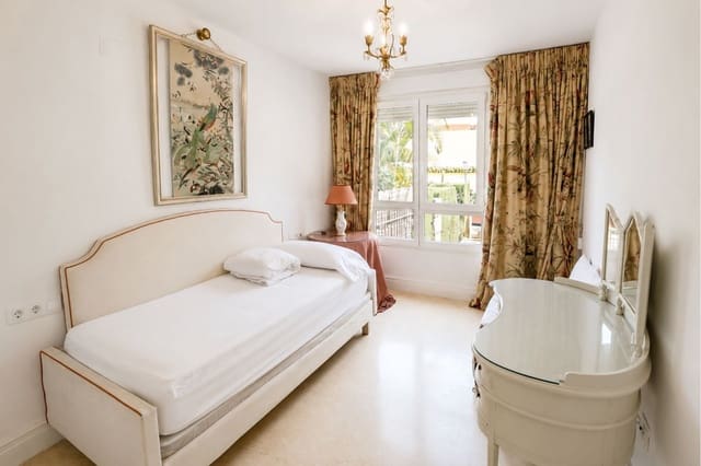 Apartamento de 2 habitaciones en Marbella en venta con piscina garaje - 899.000 € (Ref: 10034671)