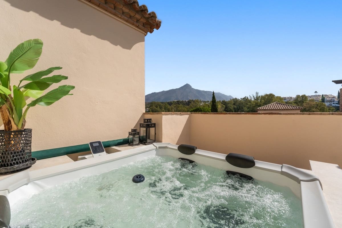 3 makuuhuone Huoneisto myytävänä paikassa Nueva Andalucia mukana uima-altaan - 1 149 000 € (Ref: 10034676)