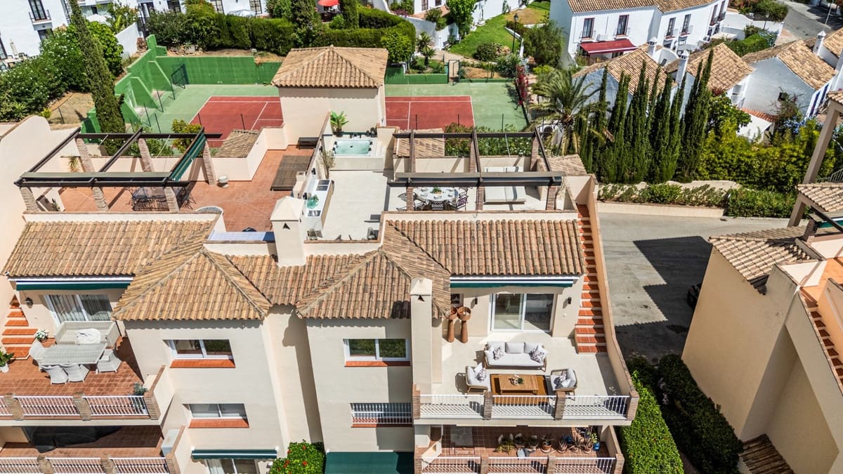 3 makuuhuone Huoneisto myytävänä paikassa Nueva Andalucia mukana uima-altaan - 1 149 000 € (Ref: 10034676)