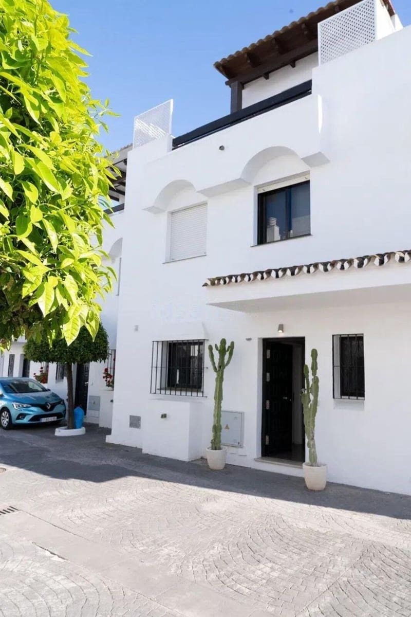 4 bedroom Townhouse for sale in San Pedro de Alcantara with pool - € 950,000 (Ref: 10035817)