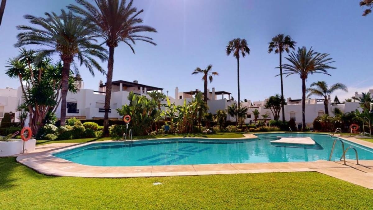 4 bedroom Townhouse for sale in San Pedro de Alcantara with pool - € 950,000 (Ref: 10035817)