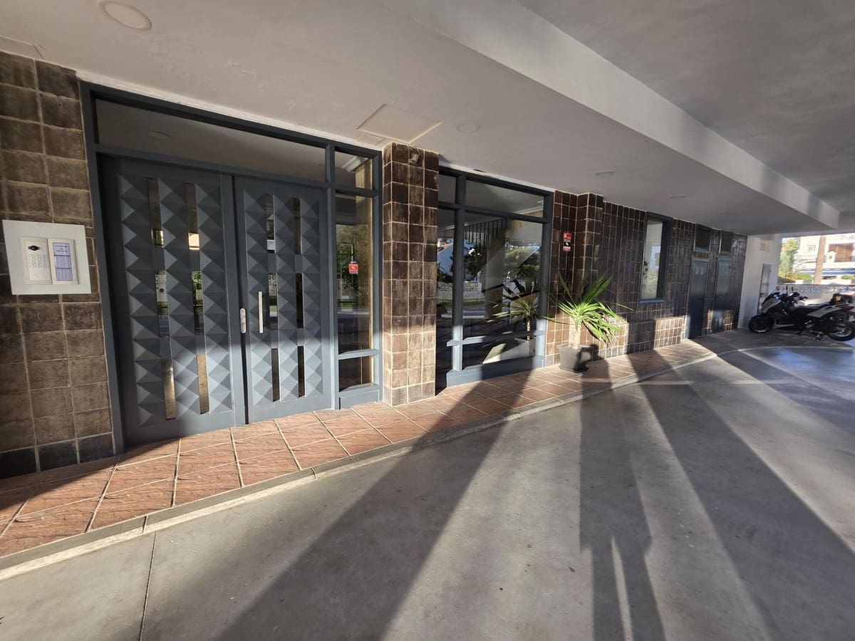 2 bedroom Apartment for sale in Fuengirola with pool - € 359,000 (Ref: 10035819)