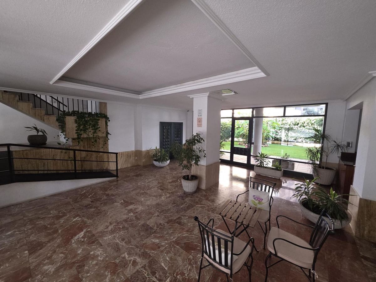 2 bedroom Apartment for sale in Fuengirola with pool - € 359,000 (Ref: 10035819)