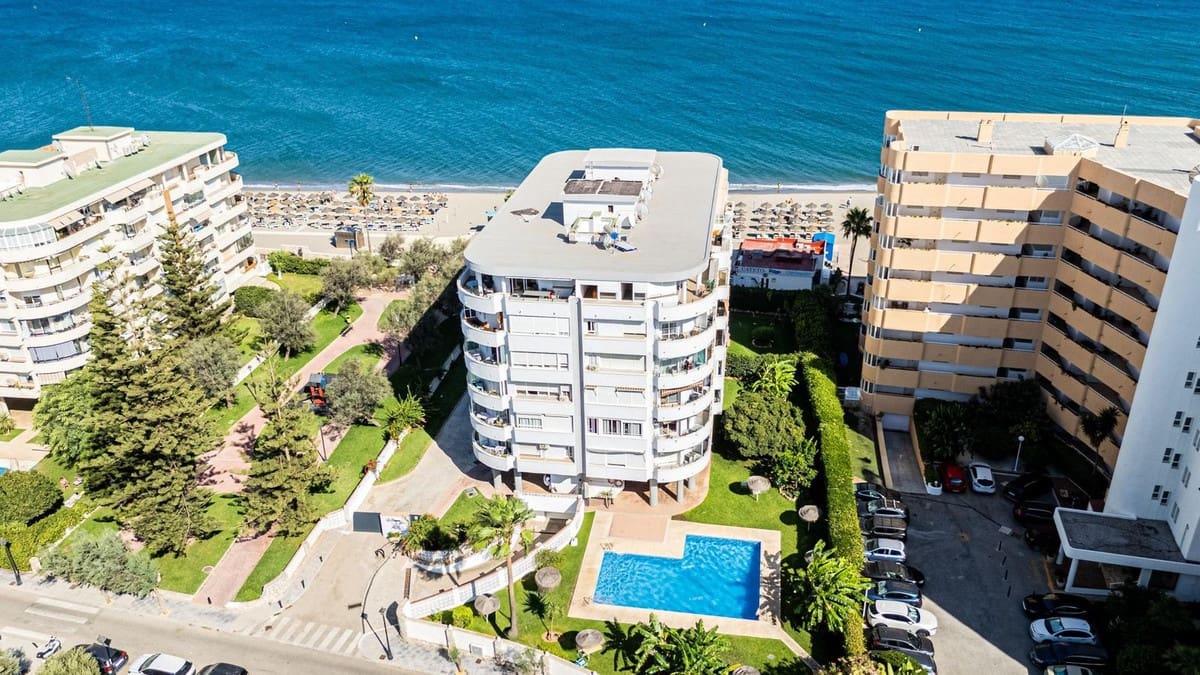 2 bedroom Apartment for sale in Fuengirola with pool - € 359,000 (Ref: 10035819)
