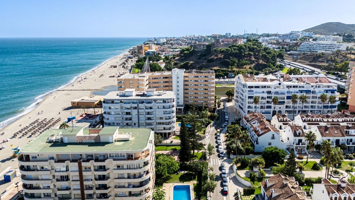 2 bedroom Apartment for sale in Fuengirola with pool - € 359,000 (Ref: 10035819)