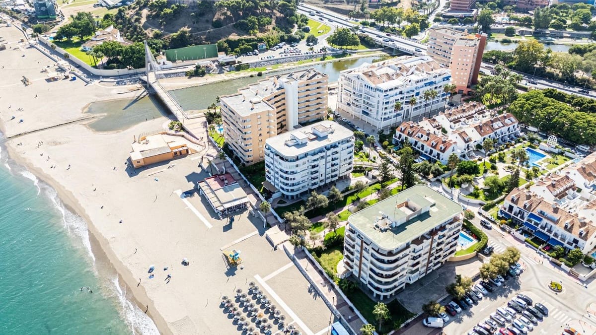 2 bedroom Apartment for sale in Fuengirola with pool - € 359,000 (Ref: 10035819)