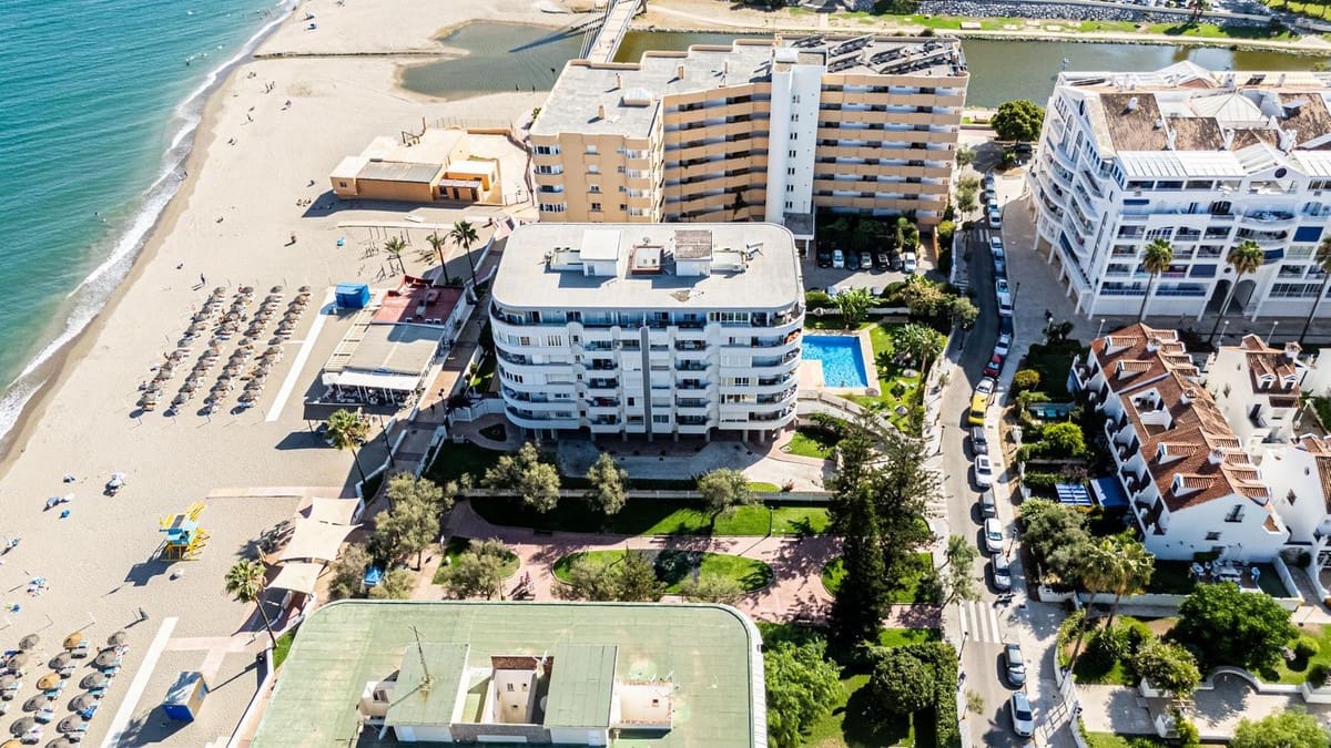 2 bedroom Apartment for sale in Fuengirola with pool - € 359,000 (Ref: 10035819)
