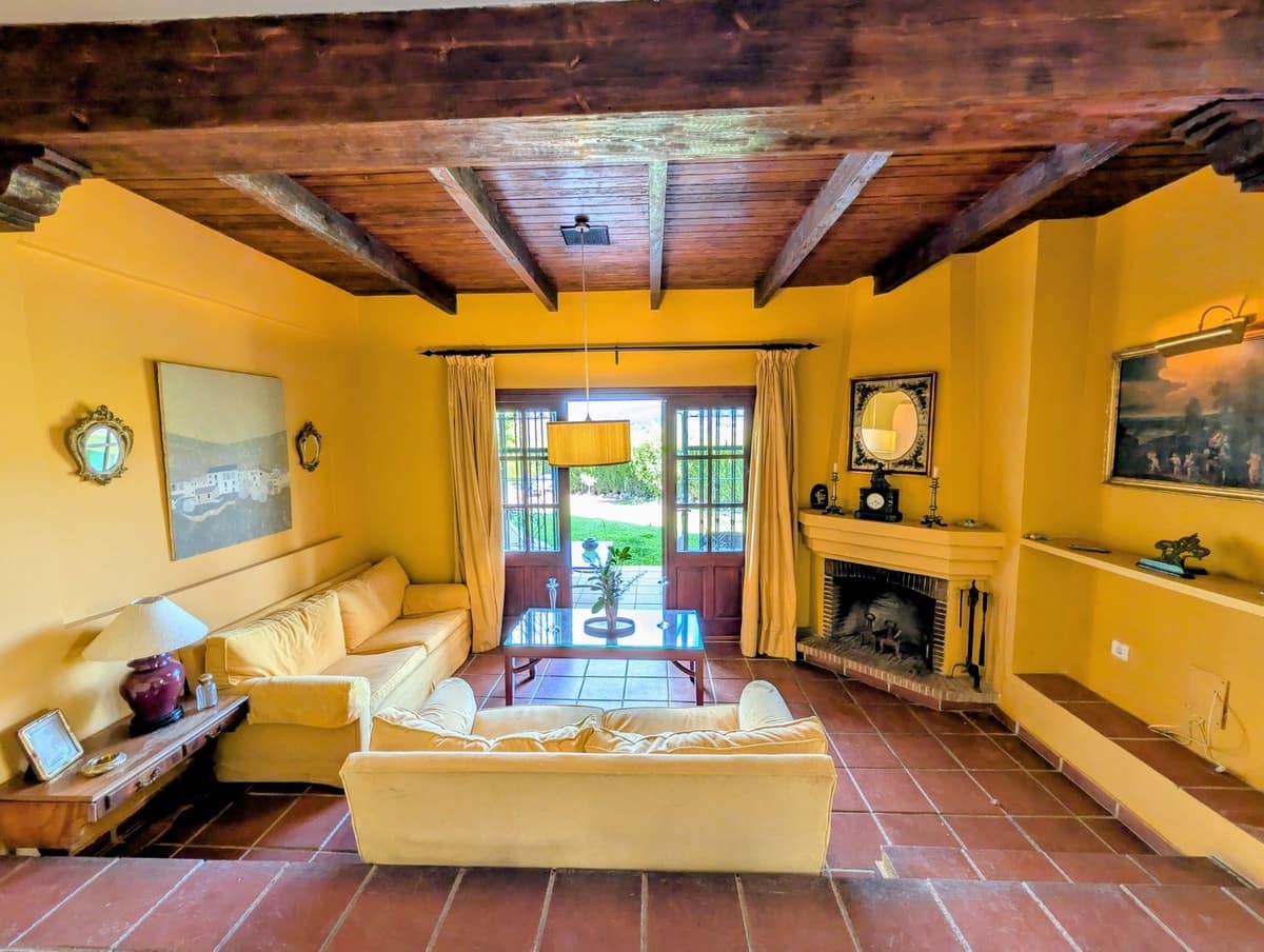 2 bedroom Villa for sale in Monda with pool - € 495,000 (Ref: 10039258)