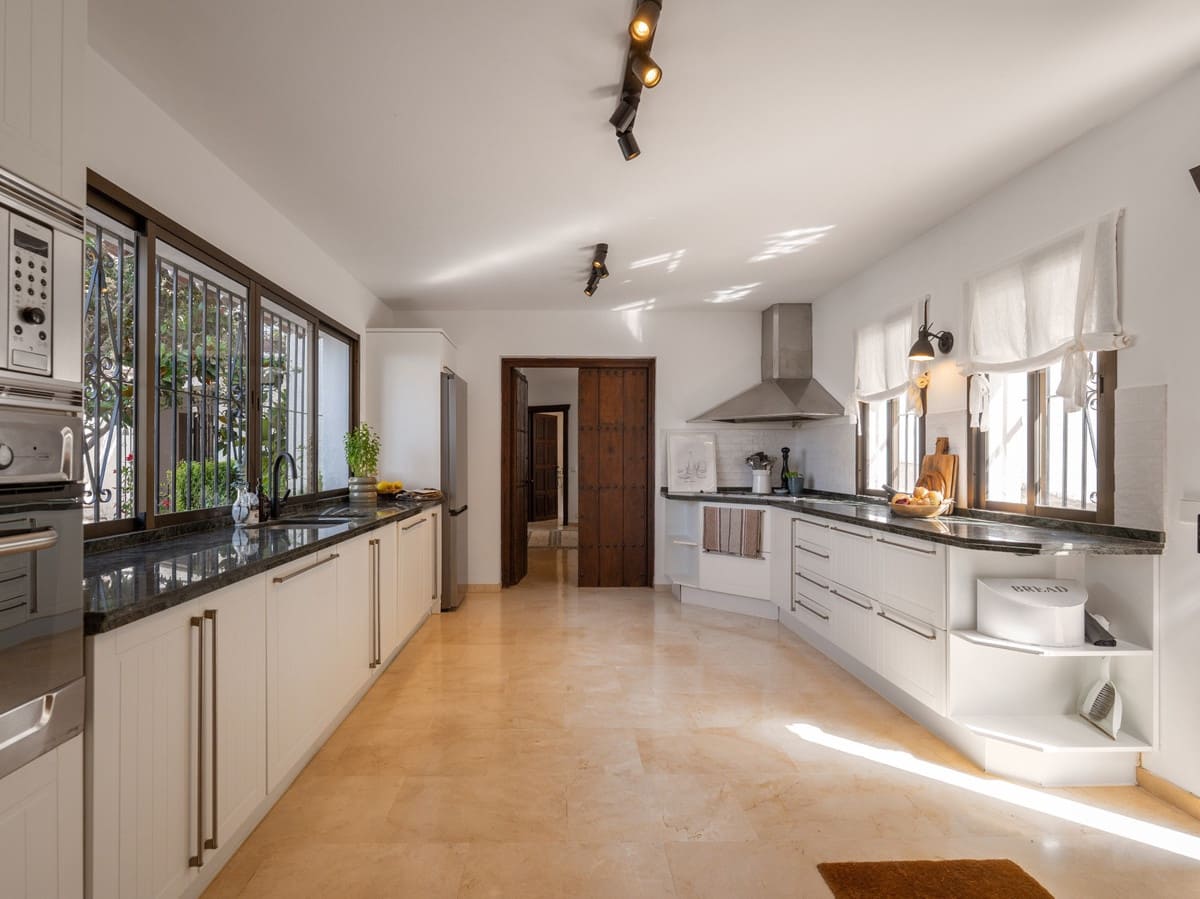 6 sovrum Villa till salu i Benalmadena med pool - 1 895 000 € (Ref: 10042233)