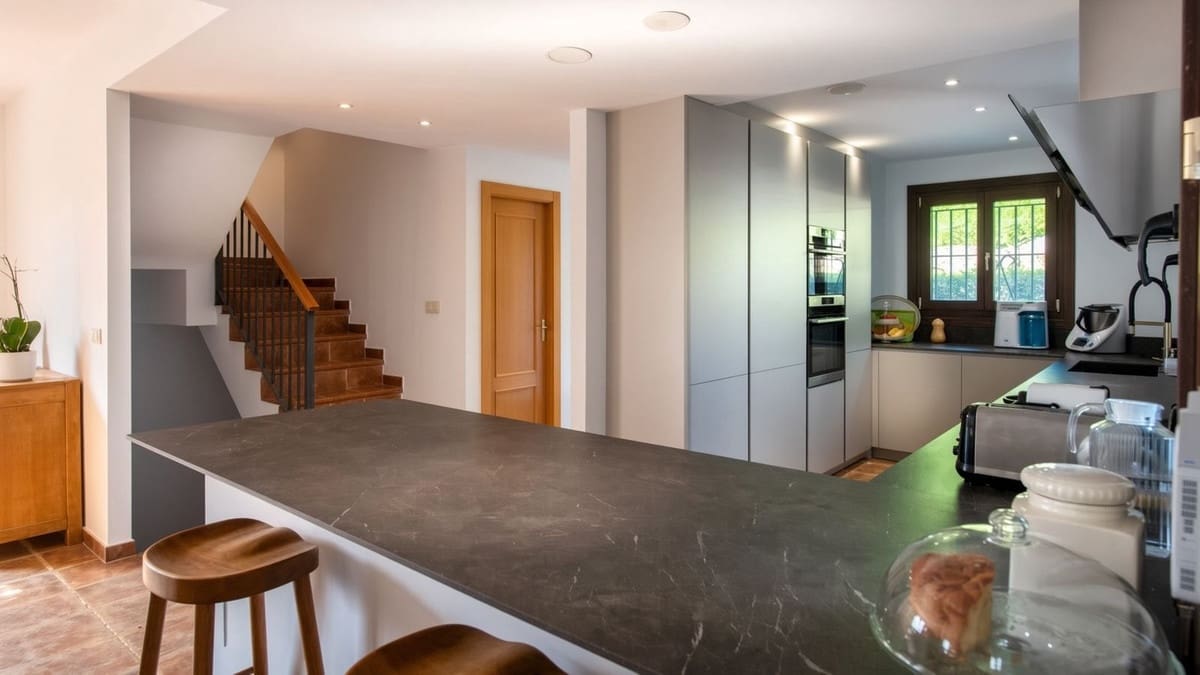 4 Zimmer Doppelhaus zu verkaufen in El Paraiso mit Pool Garage - 739.000 € (Ref: 10061137)