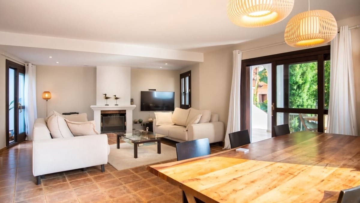 4 Zimmer Doppelhaus zu verkaufen in El Paraiso mit Pool Garage - 739.000 € (Ref: 10061137)