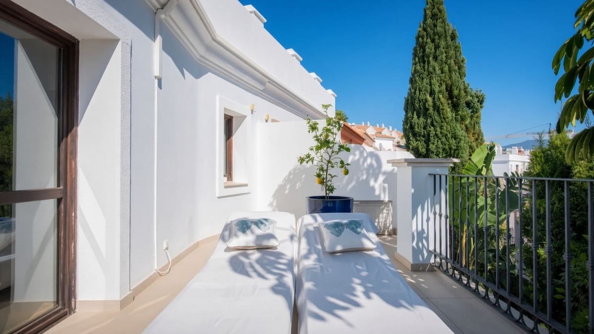 4 Zimmer Doppelhaus zu verkaufen in El Paraiso mit Pool Garage - 739.000 € (Ref: 10061137)