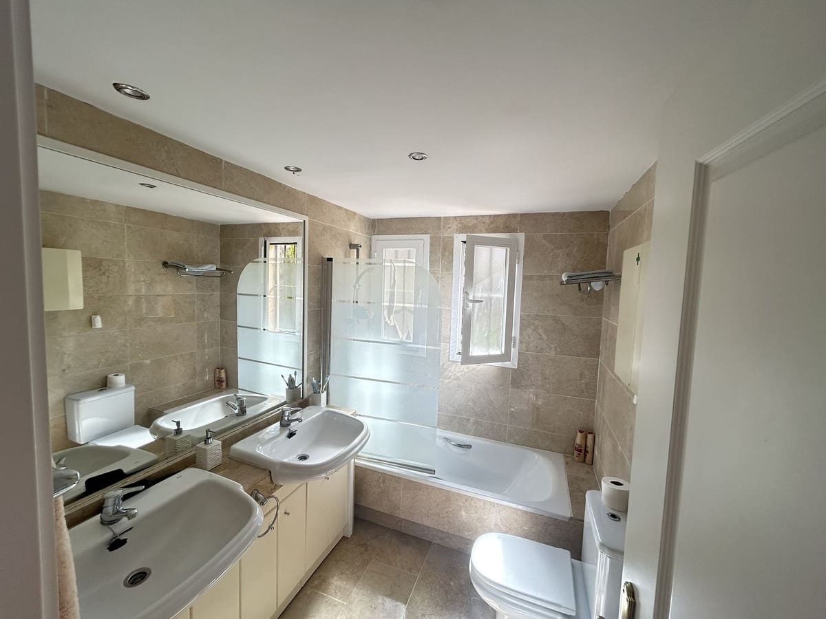 3 bedroom Apartment for sale in Calahonda with pool garage - € 345,000 (Ref: 10062915)